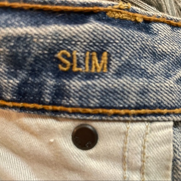 American Eagle distressed slim fit denim jeans with zipper fly. Size 32x30 - Picture 8 of 8